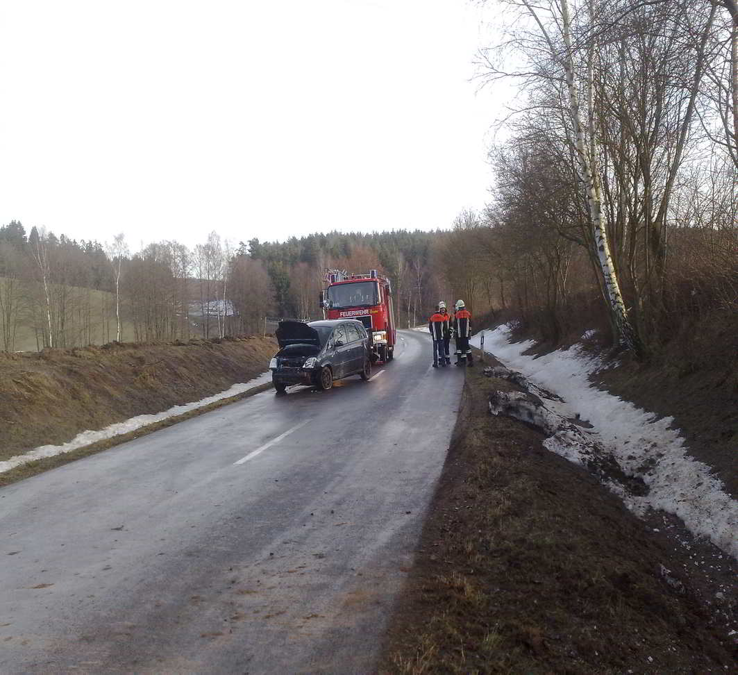 Beschreibung: G:\Homepage FFW neu\ffw-pfaffenreuth\Bilder\Einsaetze\VU 160111_2.jpg